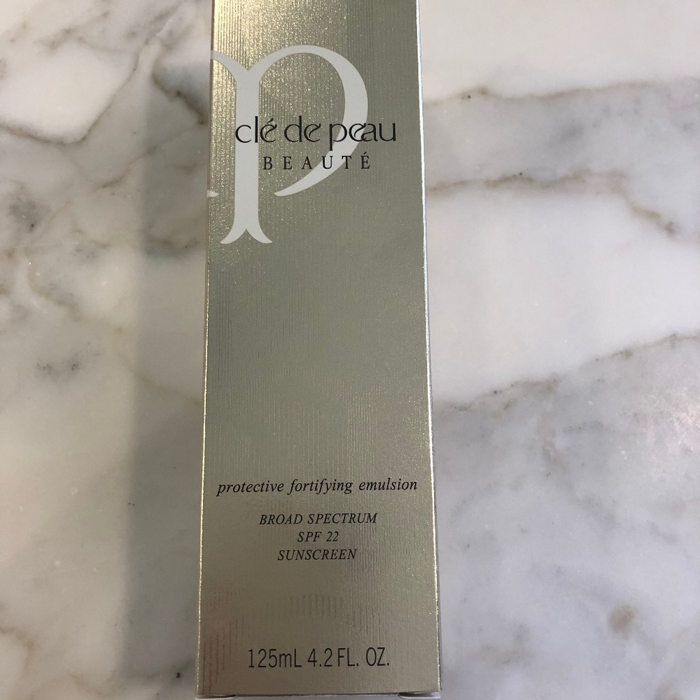 Cle de Peau Protective Fortifying Emulsion SPF 22